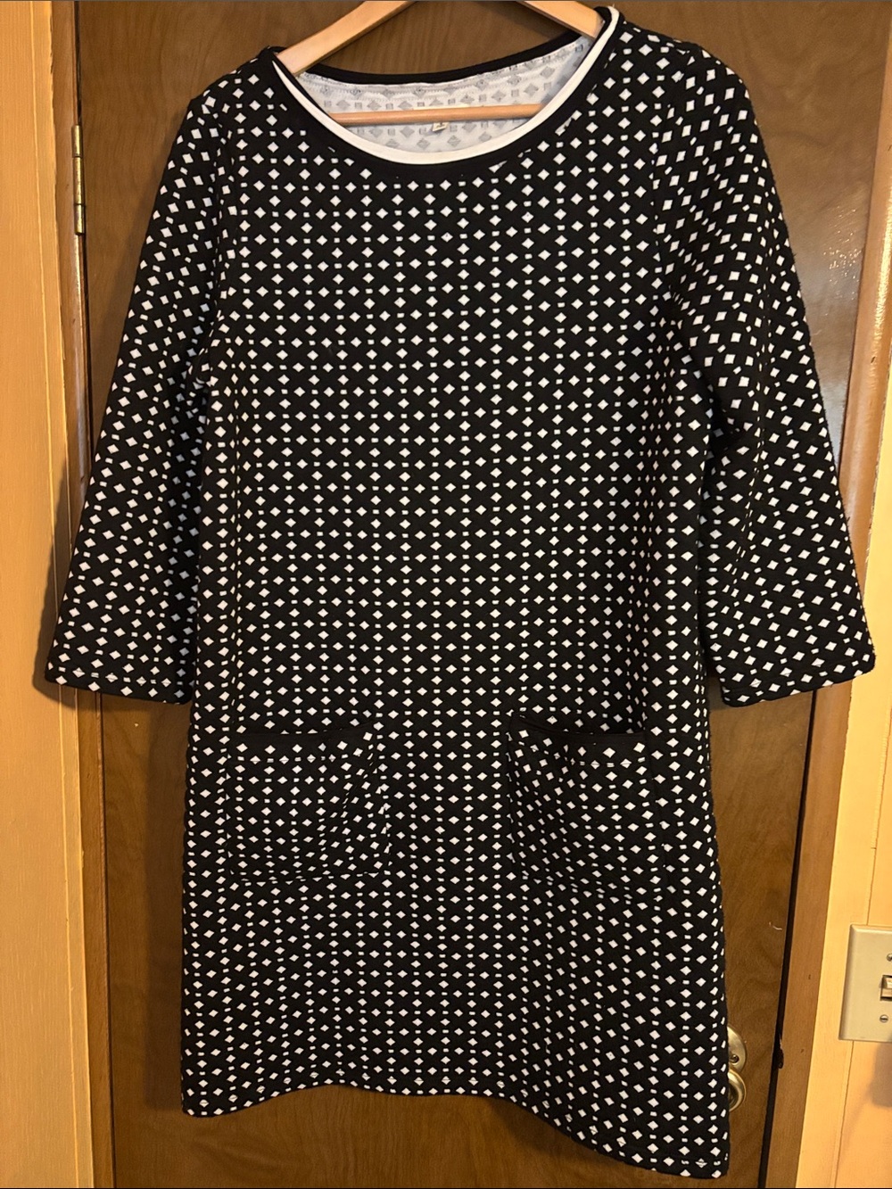 Max Studio Black and White Geometric Long Sleeve Shift Dress